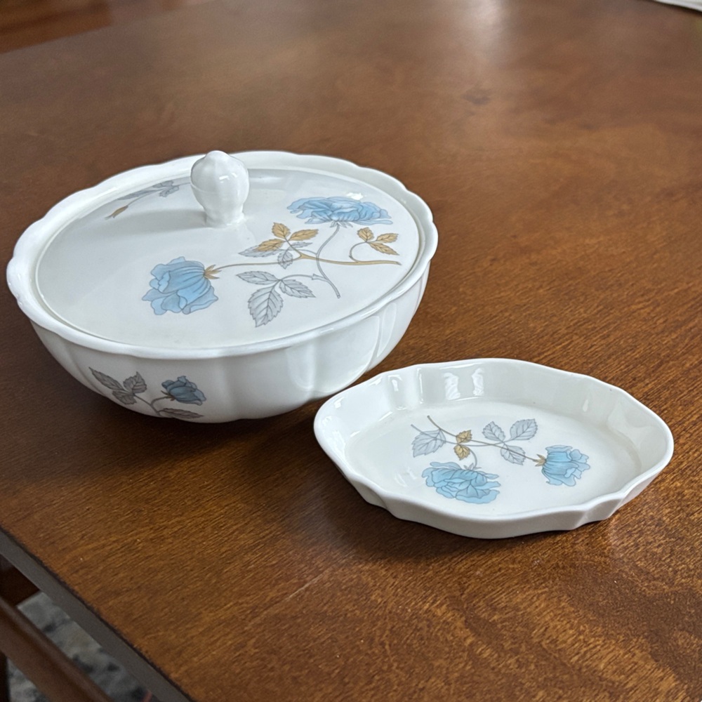 Elegant Floral Wedgwood Rose China Set - Blue and Gold